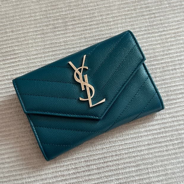생로랑 퀄팅 금장 반지갑 짙은 청록색