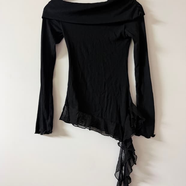 새상품 오프숄더 밑단 쉬폰 긴팔티 (블랙)