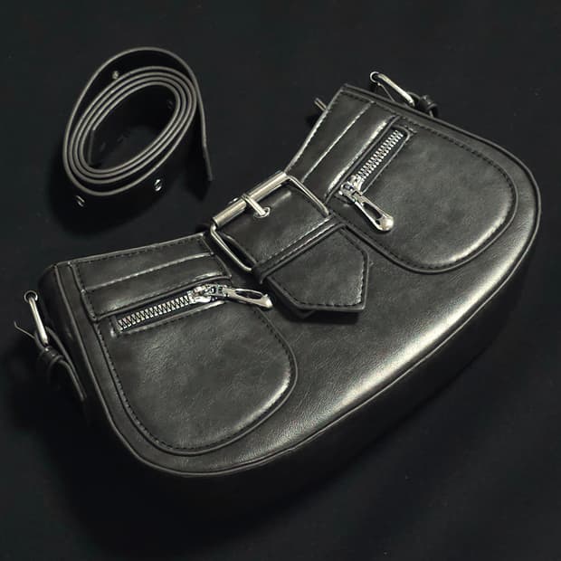 빈티지 무드 그란지 블랙 버클백