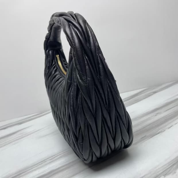 미우 미우 완더 마테라쎄 나파 레더 호보백 블랙