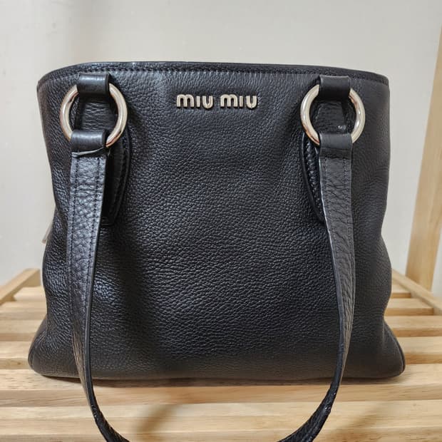 미우미우 블랙 가죽 토트백 정품