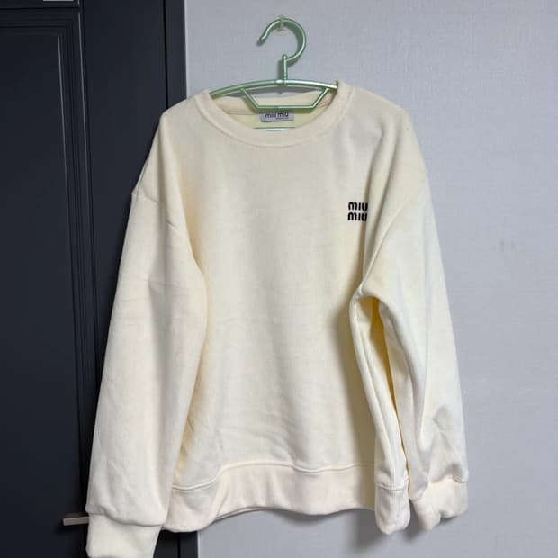 미우미우 맨투맨 