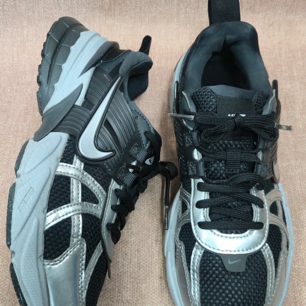 나이키 240mm-  V2K 런 블랙 메탈릭 실버