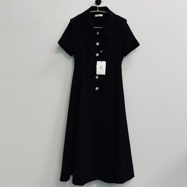 [새상품] 지수다움(JISUDAUM) 주얼리 버튼 플레어 롱 원피스