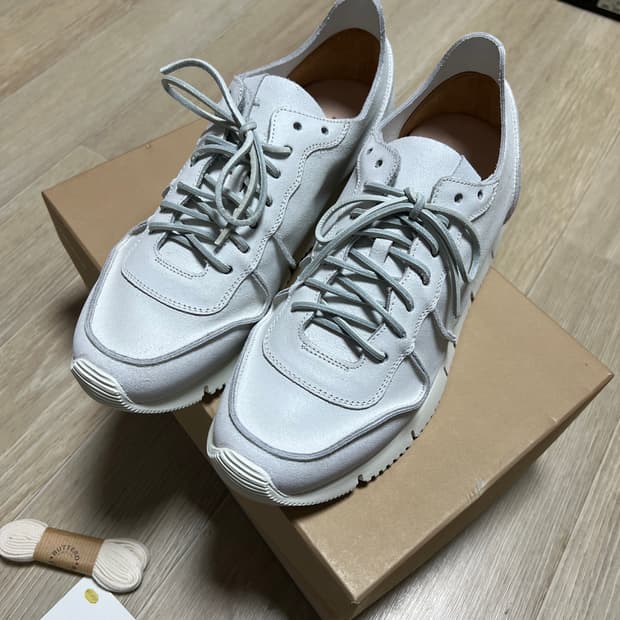 [새상품]41 부테로 카레라 크랙 화이트 스니커즈 레더