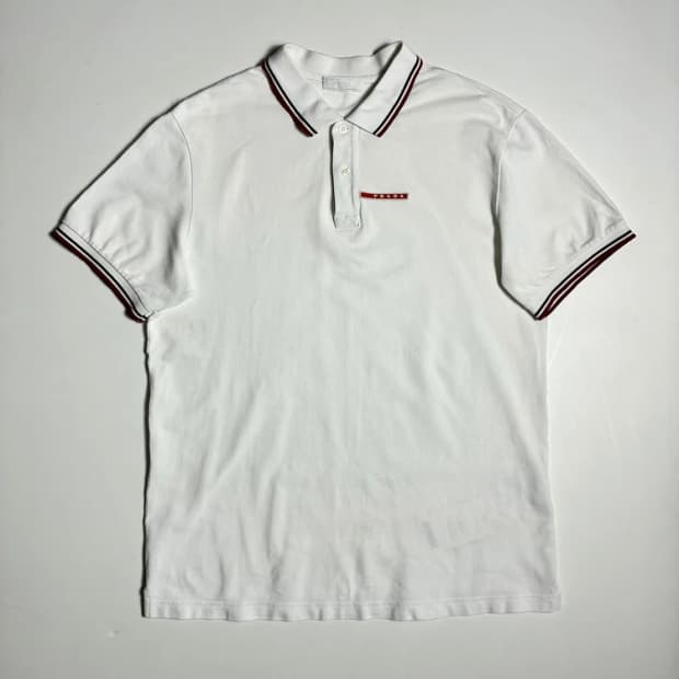 프라다 PRADA 레드탭 배색 팁 화이트 반팔 카라 티셔츠 R2662