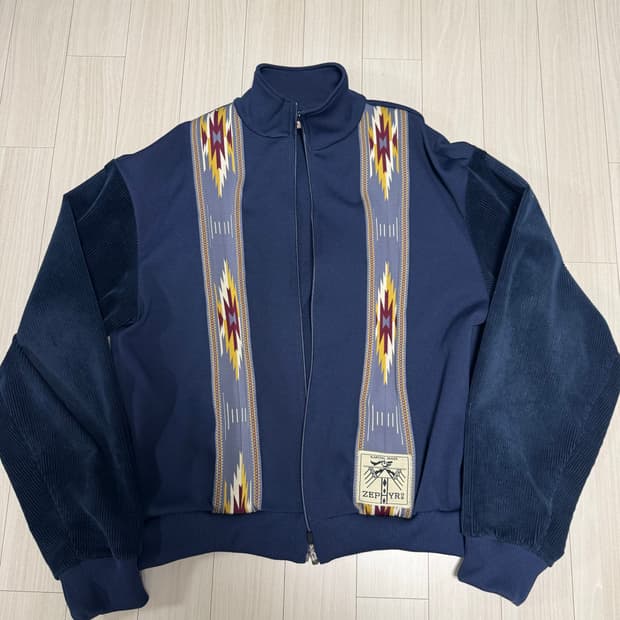 캐피탈 트랙자켓 져지 4사이즈 네이비 색상 판매합니다.