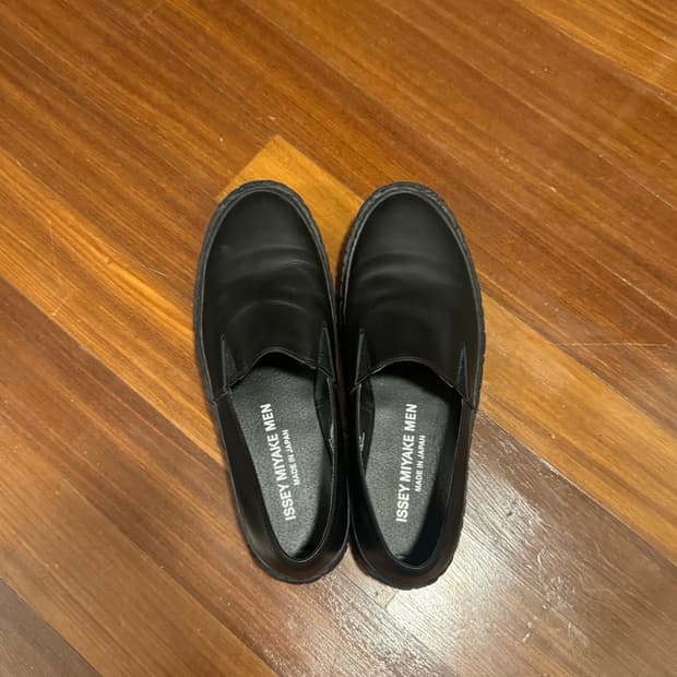 Issey Miyake MEN 레더 슬립온