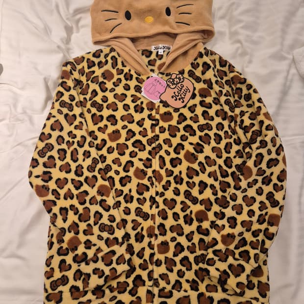 새상품) 돈키호테 헬로키티 50주년 호피 파자마 셋업 갸루