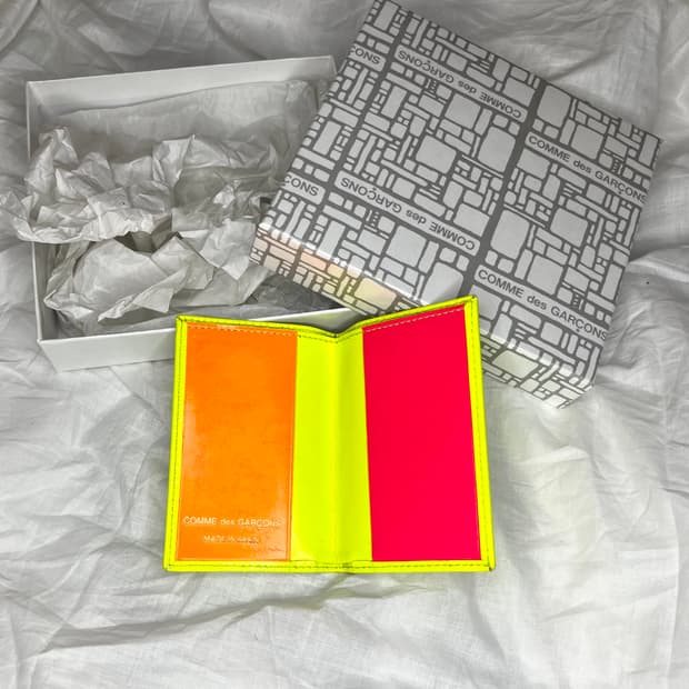 꼼데 데 가르송 네온 컬러 블록 레더 카드 지갑
