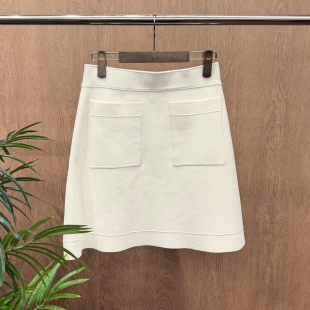 산드로 니트 미디 스커트 밴딩 더블 패치 포켓 디테일 A라인 화이트