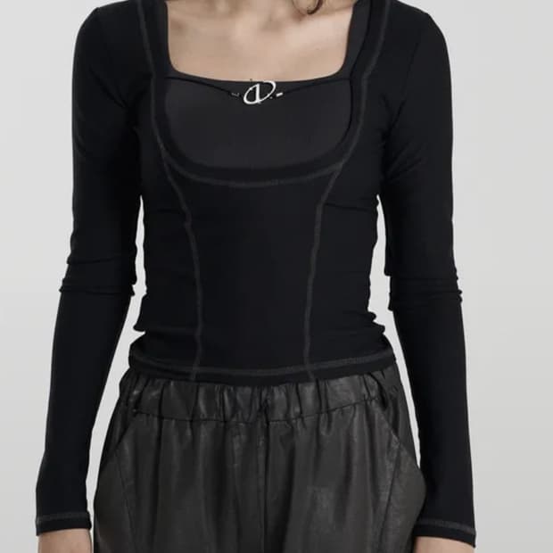 BLACK 2WAY DEEP U-NECK SYMBOL TOP