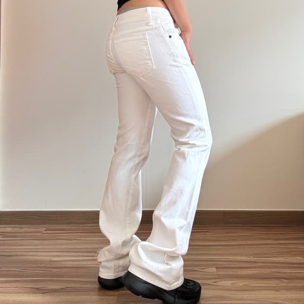화이트 부츠컷 팬츠