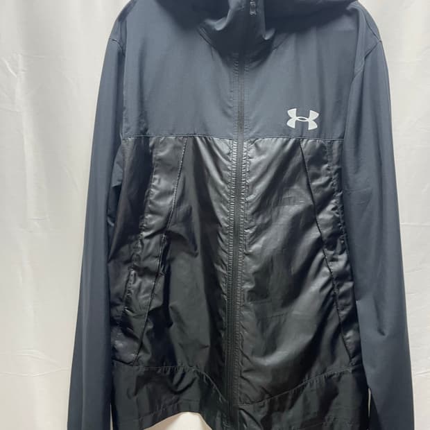 언더아머 바람막이