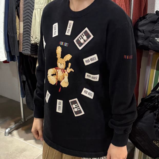 핑크 하우스 로고 패치 프린팅 맨투맨