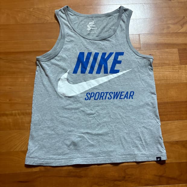 [나이키] 나이키 스포츠웨어 스우시 로고 탱크톱 (그레이/블루) 판매