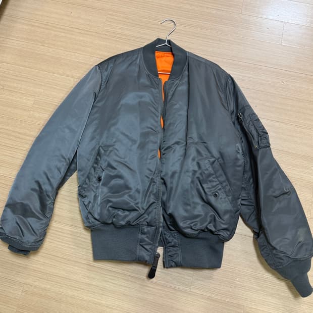 알파인더스트리 MA-1 항공점퍼 건메탈 색상입니다.