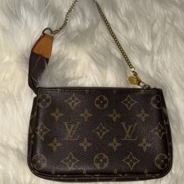 루이비통 악세수아 미니 모노그램 파우치