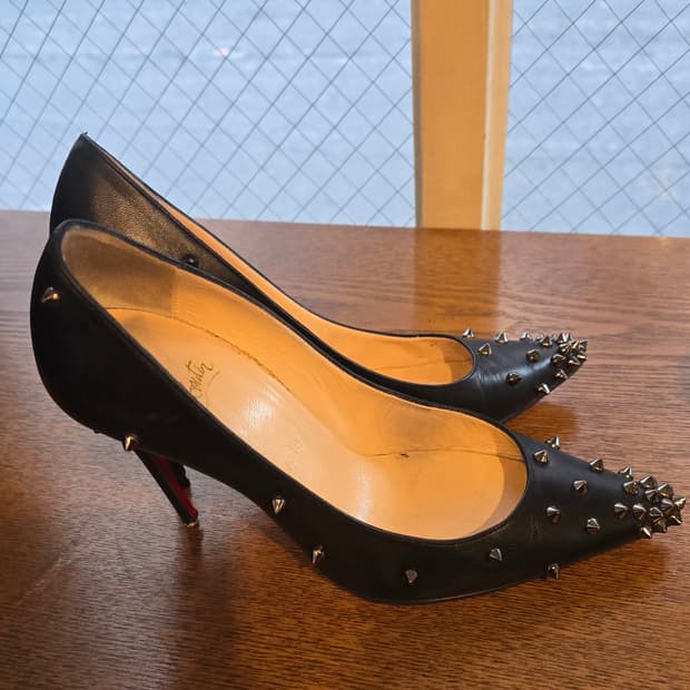 크리스찬 루부탱 블랙스터드 힐