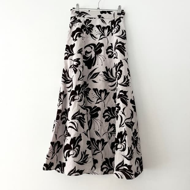 GRL Touch velvet bloom skirt