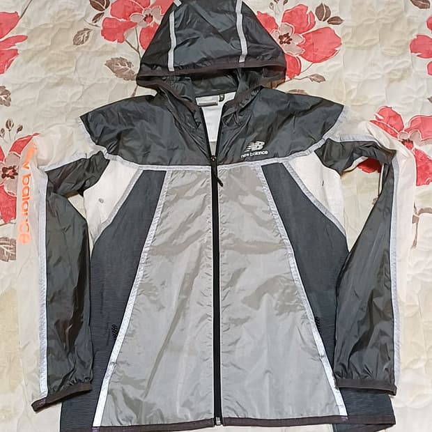 뉴발란스 매우얇은 런닝바람막이 85 여성55 가슴47 기장63