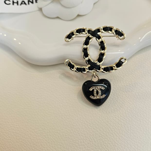 샤넬 가죽체인 블랙하트 CC로고 브로치 업사이클링