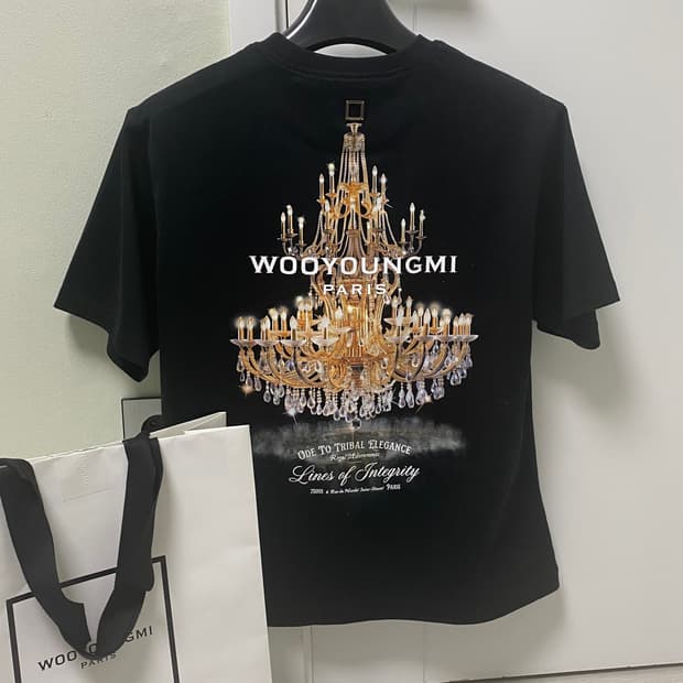 [새상품급] 우영미 25ss 신상 샹들리에 백로고 반팔 티셔츠