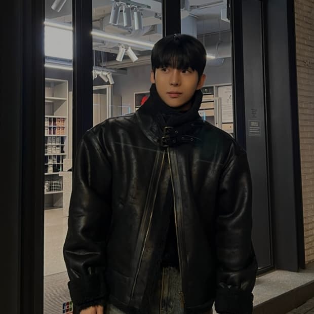 AVAND 로니 크롭 무스탕 자켓 블랙