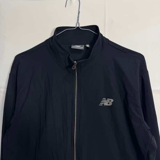 뉴발란스 스몰로고 바람막이 자켓