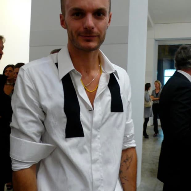 크리스반아쉐 보타이셔츠 구합니다