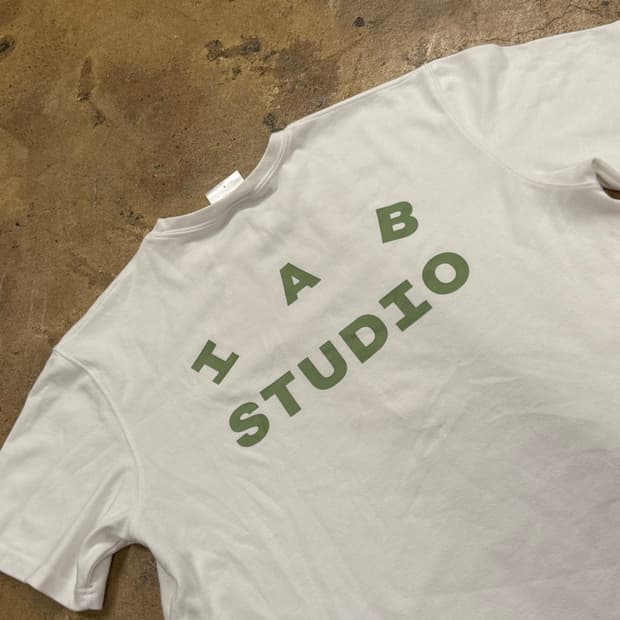 아이앱 스튜디오 화이트 카키 백로고 반팔 티셔츠