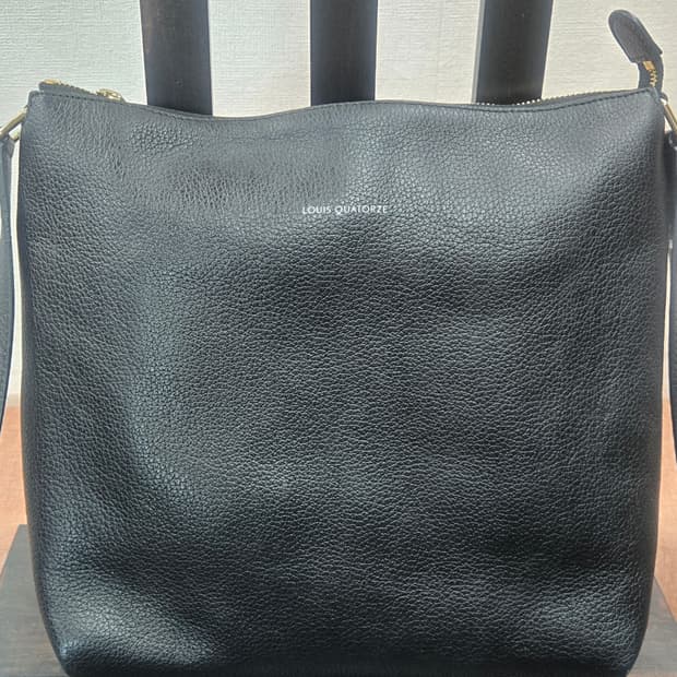 루이까또즈(LOUIS QUATORZE)  남 녀 -블랙 가죽 숄더백