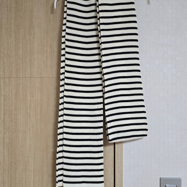 생로랑 검흰 스트라이프 목도리