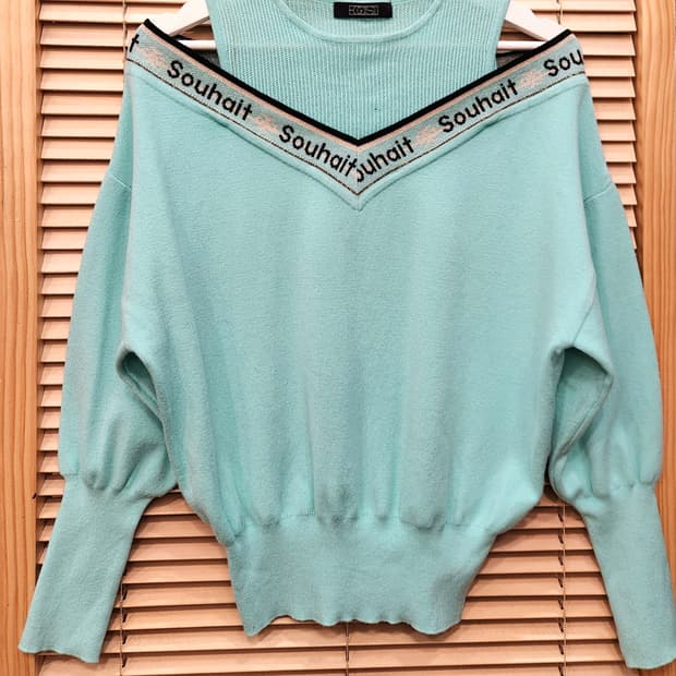 (새상품)에고이스트 레터링포인트 오프숄더 니트