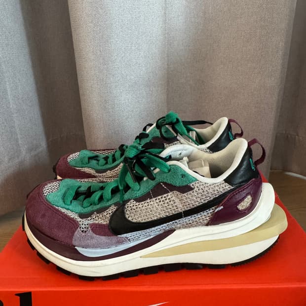 나이키 사카이 베이퍼와플 버건디 255사이즈 판매