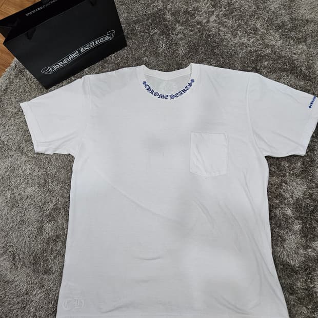 (정품)크롬하츠 넥 로고 반팔 티 판매합니다!