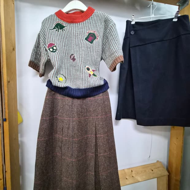 앤아더스토리즈 자수울니트. 도쿄컬렉션 순모스커트