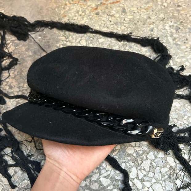 2000s Japanese black chain hat