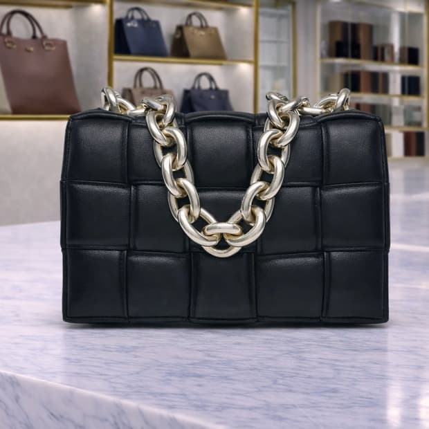 [A급] 보테가베네타 패딩 체인 카세트백 블랙 판매합니다!!!