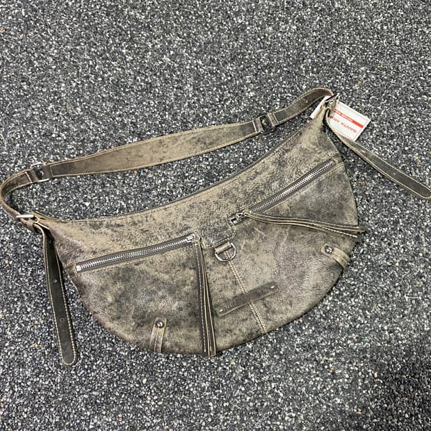 마뗑킴 지퍼 레더 라운드 백 B4267