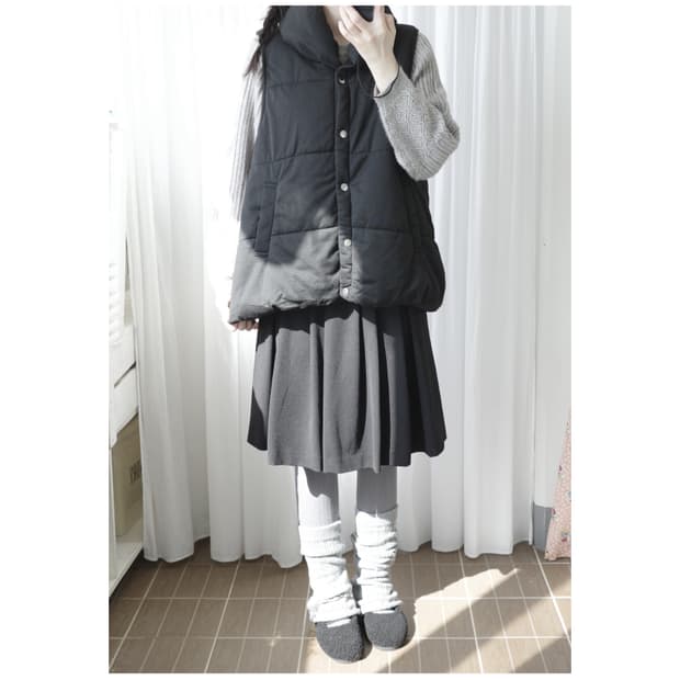 Black round padded vest