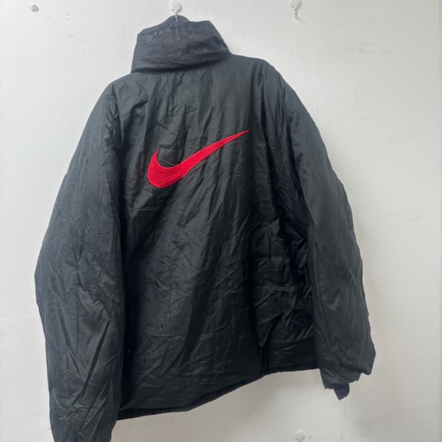 나이키 레드 스우시 리버시블 오버핏 블랙 패딩