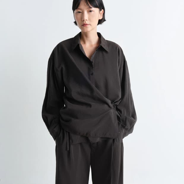 STRAIGHT COLLAR TWISTED SHIRT