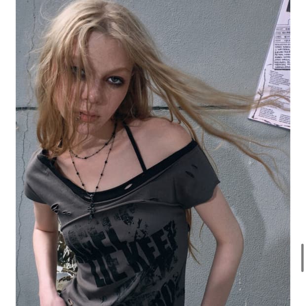 Cest Nous 그래피티 오프숄더 반팔 티셔츠 카키