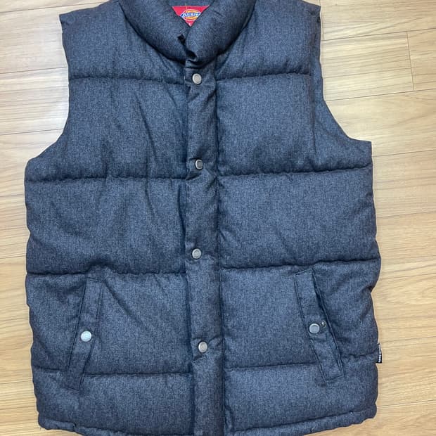 딕키즈 패딩 조끼 S 사이즈입니다. 차콜과 회색이 섞인 오묘한 색상이 고