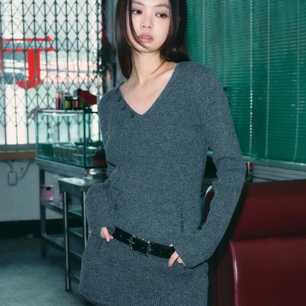 헬레네파리스 데미지드 브이넥 리브드 니트 원피스 [차콜]