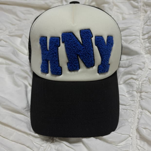 허니스쿱하우스 HNY 로고 트러커 캡 블랙