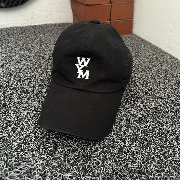 우영미 로고 볼캡 블랙