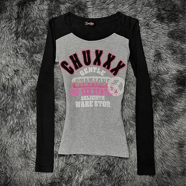 CHU XXX 레터링 프린팅 패치 그레이 핑크 링거 롱슬리브