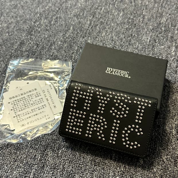 히스테릭 글래머(Hysteric Glamour) 스터드 트라이폴드 지갑